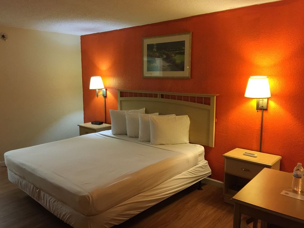 Country Hearth Inn- Kissimmee Room photo